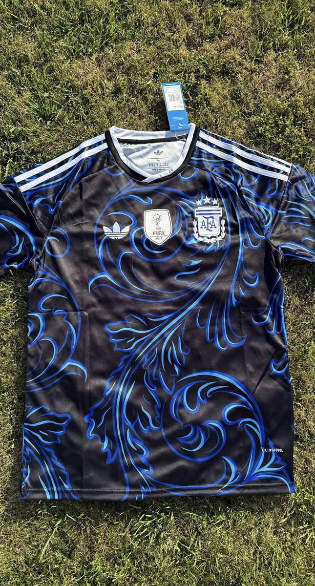 maarsinho's tweet photo. ceux qui veulent un fournisseur de maillot de foot je vend le mien 5🥎 seulement https://t.co/yelg85IBZE