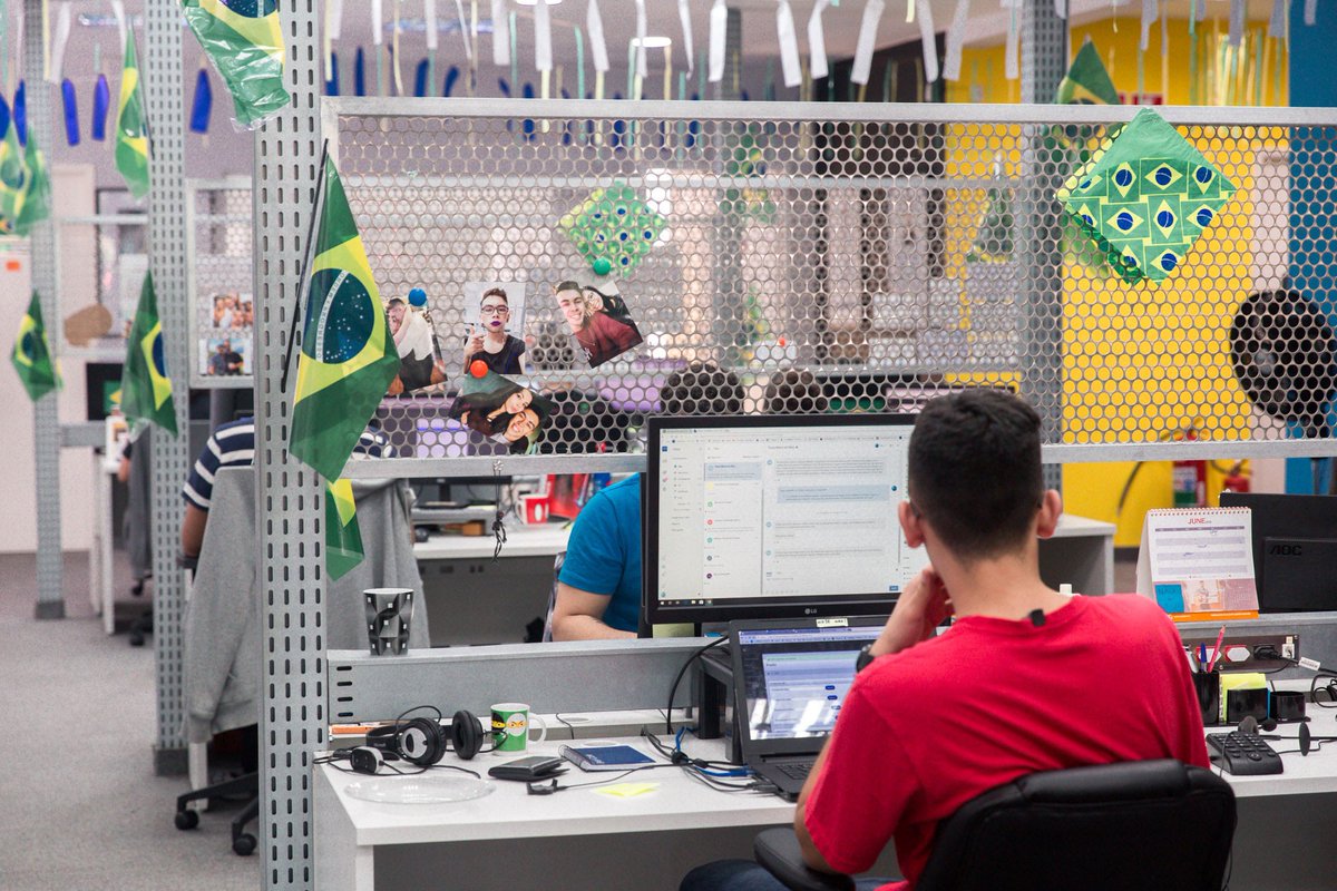 g1's tweet photo. Copa do Mundo: Brasil pode ter mais três jogos em dias úteis; veja como fica expediente e salários https://t.co/JAwf3RneQD https://t.co/DKXtBomblI