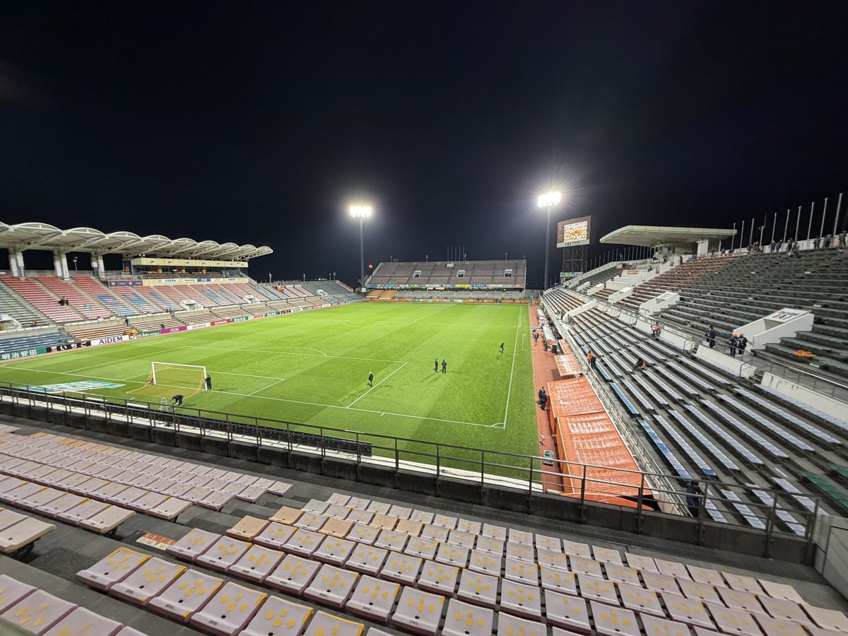 TVgurenmoruto's tweet photo. なんかこのタイミングで言うのもあれかも？だけど、サッカー面白いなと思った人、ぜひＪリーグを見に行ってみてほしい。
目の前で活躍している選手が、数年後にこういう大舞台で活躍していることも稀じゃないよ。
そして、こういう喜怒哀楽を味わえて、週末が楽しみになるよ。みんなＪリーグ行こう。 https://t.co/061M2dFhpd