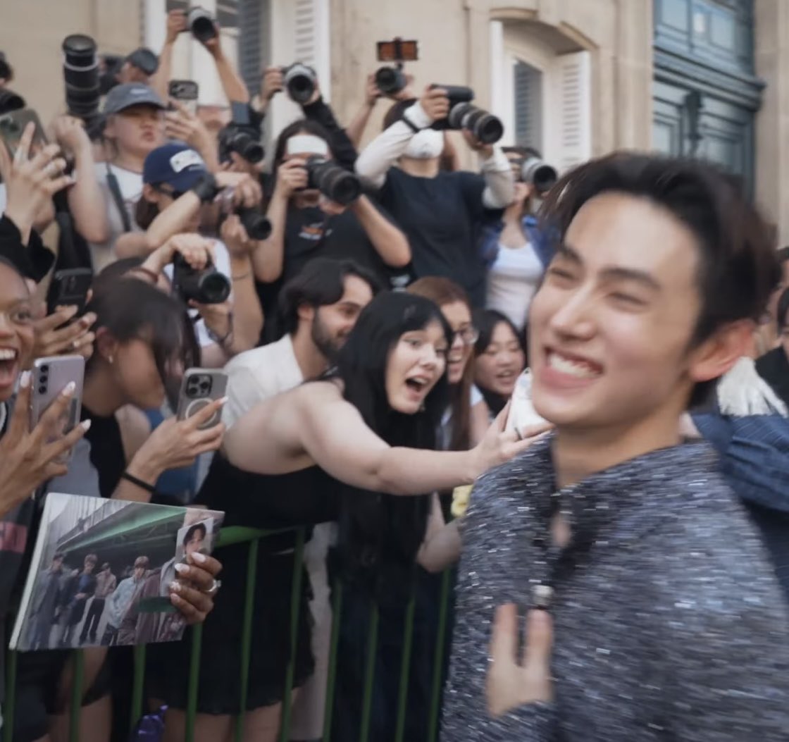 headcoer's tweet photo. so the reason why seonghyeon smiled so hard in that one clip was probably cuz he met a hyeon biased coer😭😭😭bye hes so precious ill cry https://t.co/MeDJzC9PL2