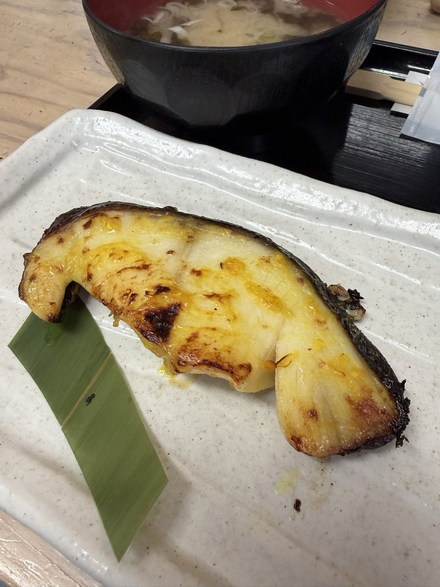 jobstyle_0512's tweet photo. #魚やがんねん
 #二条市場
 #銀だら西京切身焼定食
 #サッポロクラシック中瓶
 #2年越しのリベンジ❤️‍🔥
 #8時開店15分前到着も待ち30人ほど💦
 #銀だらあったら外せない😍
 #銀だらぶ💞 https://t.co/KgvNtiN4BY
