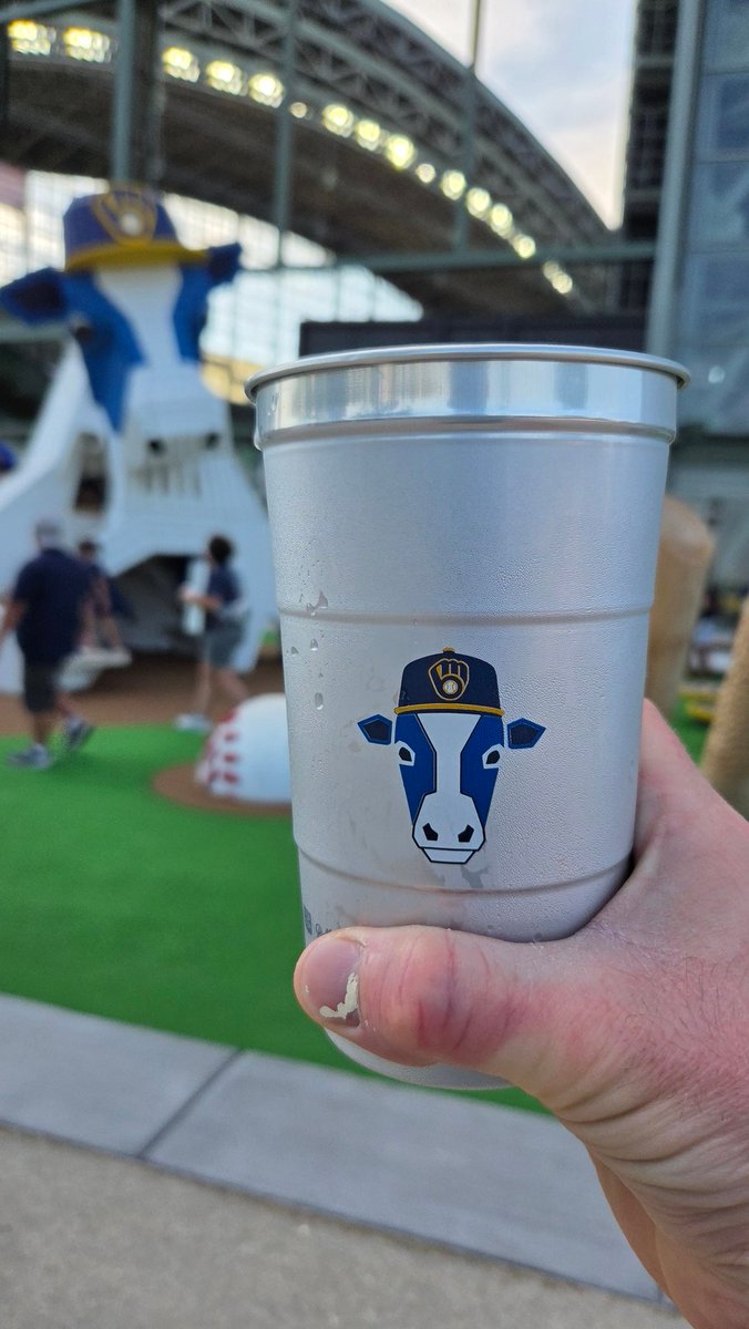JonNelsonJDN's tweet photo. Please @Brewers This graphic NEEDS to be a new logo on hats and shirts. https://t.co/KM31Bzkc44