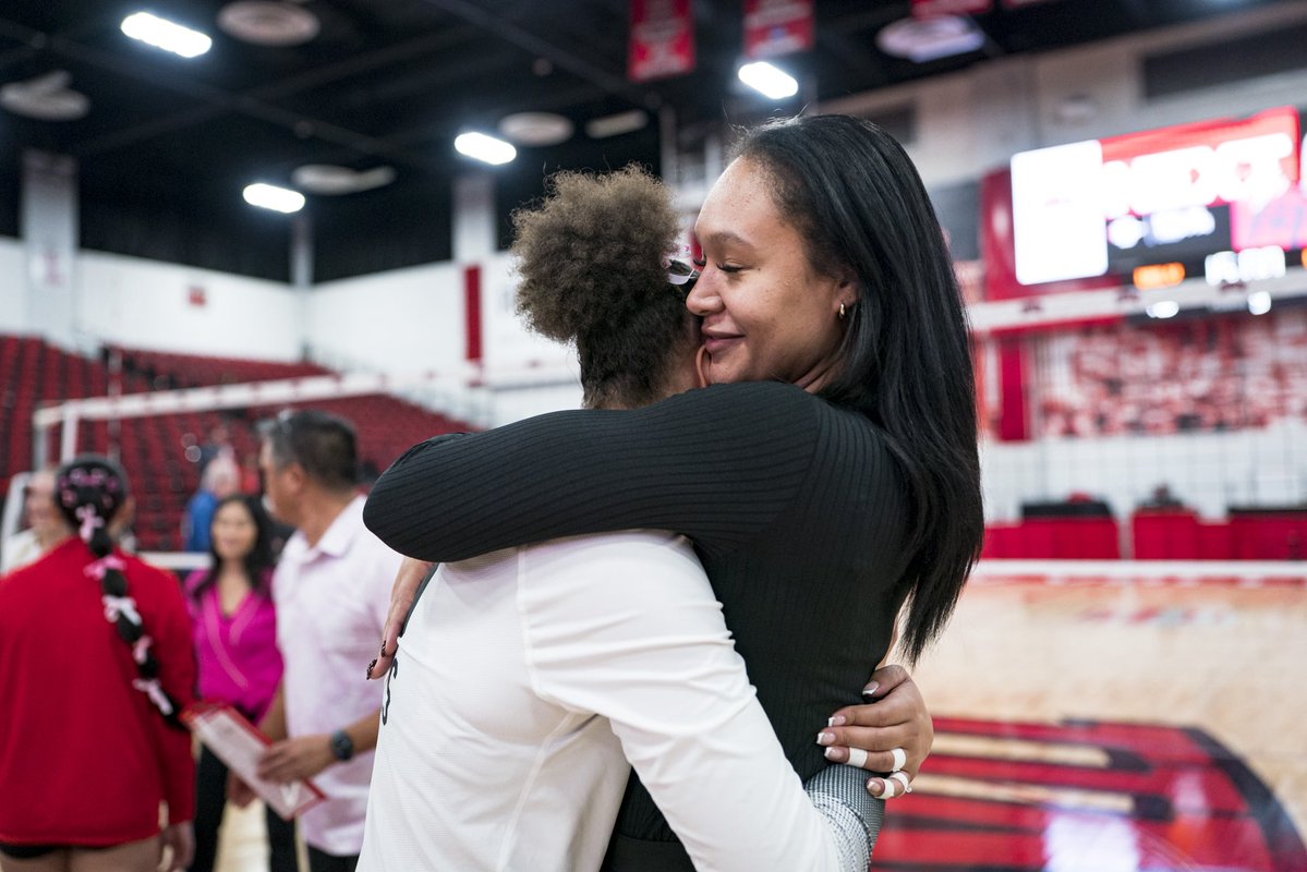 UNLVvball's tweet photo. hug what you love 🫂 https://t.co/NR3mo9or4b