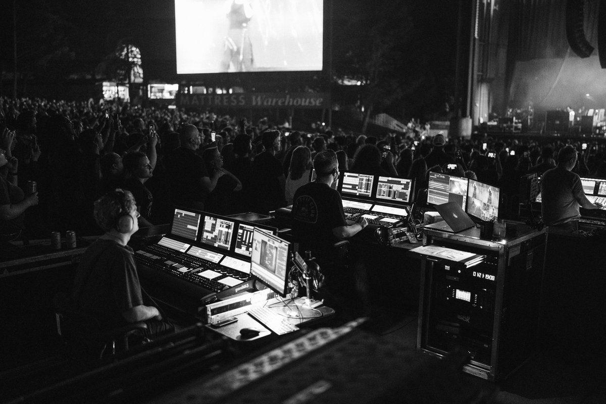 evanescence's tweet photo. Magic in Bristow, VA! We will never forget the other night. Thank you for your light ✨ Keep shining! 🖤

📸 @thiswildbemis https://t.co/SRHg4WTUiH