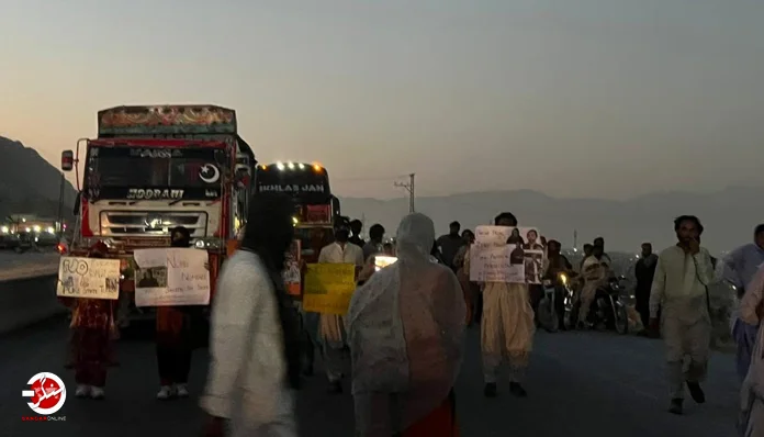 DailySangar's tweet photo. بلوچستان کے مرکزی شہر کوئٹہ میں بشیر چوک اور کرانی روڈ پر رات 9 بجے تک جاری دھرنا خواتین مظاہرین کے رہائی کے بعد ختم کر دیا گیاہے۔
#dailysangar #Balochistan #PakistanArmy #BalochWomen #BYC #DrMahrangBaloch #FacelessTrials #ReleaseBYCLeaders #IStandWithBYCLeaders
https://t.co/PTdE4ziyu4