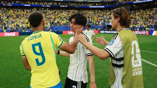 livedoornews's tweet photo. 【北中米W杯】選手が次々に涙…呆然の田中碧にブラジルのFWクーニャが抱擁　https://t.co/lZba3sQC1b

田中は長友佑都や板倉滉に支えられる様子も。先制点の佐野海舟はユニホームで顔を覆い悔しい表情。グループステージ初戦で負傷した久保建英は、この試合でベンチに入ったが、涙目で天を仰いだ。 https://t.co/ygy40O7eey