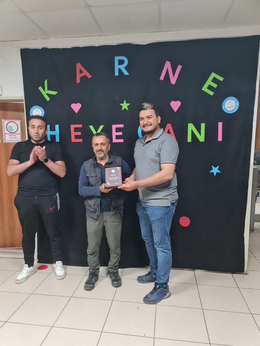 TuzcuMSI's tweet photo. Sezonu CAĞ etkinliği ile kapatıp okulumuzdan ayrılan Müdür yardımcımız sayın Abdulsamet SAÇ ile sosyal bilgiler öğretmenimiz sayın Olcay EDEŞ’e okulumuza katkıları için teşekkürlerimizi iletip plaketlerini taktim ettik. @MemPalandoken https://t.co/un3cwdoBDr