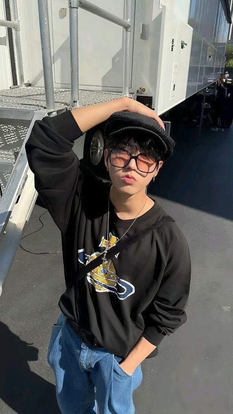 reniyelloww's tweet photo. jsng who is dating mnho and is starting to believe that maybe he misunderstood everything and they’re not actually dating, because every single time mnho invites him out jsng gets all dressed up and pretty and when he arrives at the location its never an actual nice date. https://t.co/XDU4rPTgZT