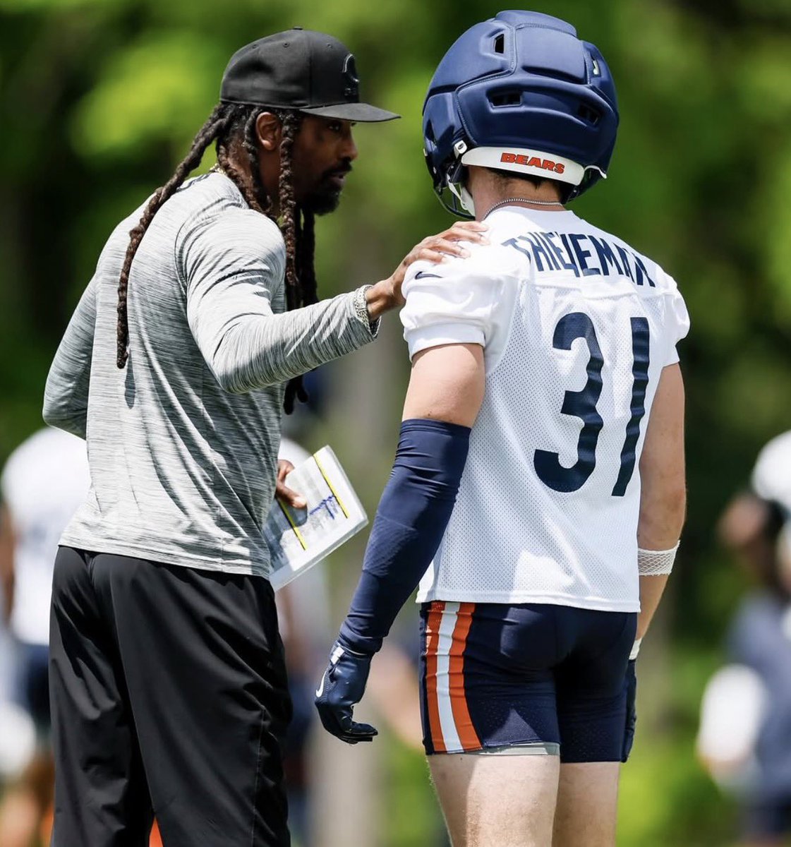 bearszn's tweet photo. Bears S Dillon Thieneman with Al Harris 🔥 https://t.co/sWIzW7zZ0X