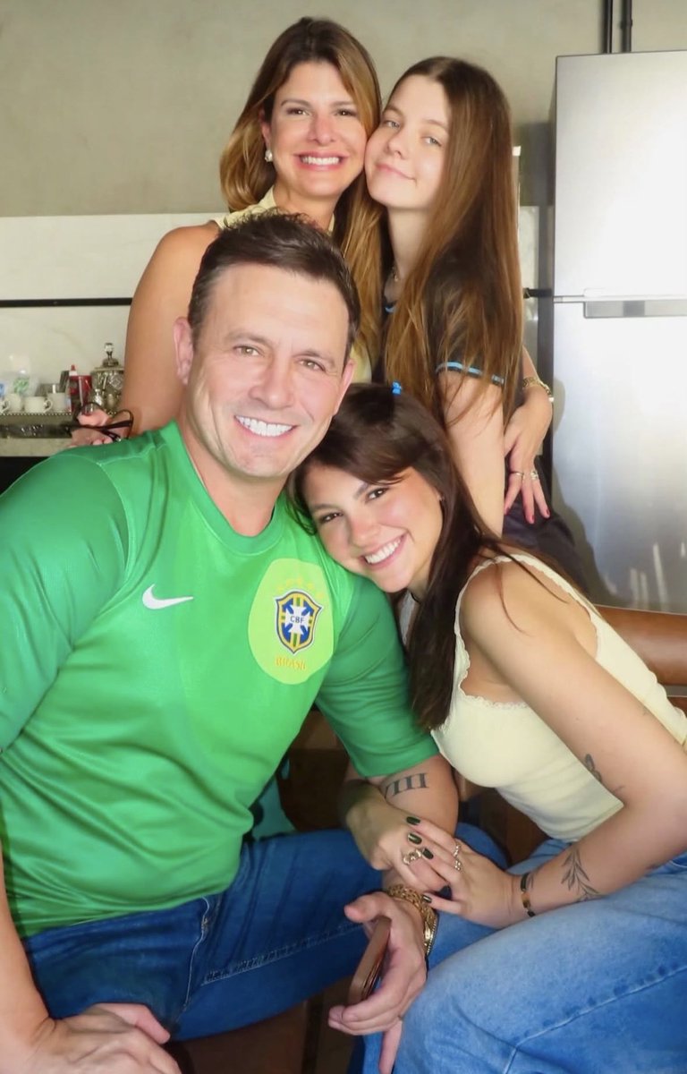 andresalineiro's tweet photo. Verde e amarelo no peito, família do lado e amigos na resenha. 🇧🇷 Bora Brasil, o Hexa é nosso! https://t.co/kz0jhuelPX