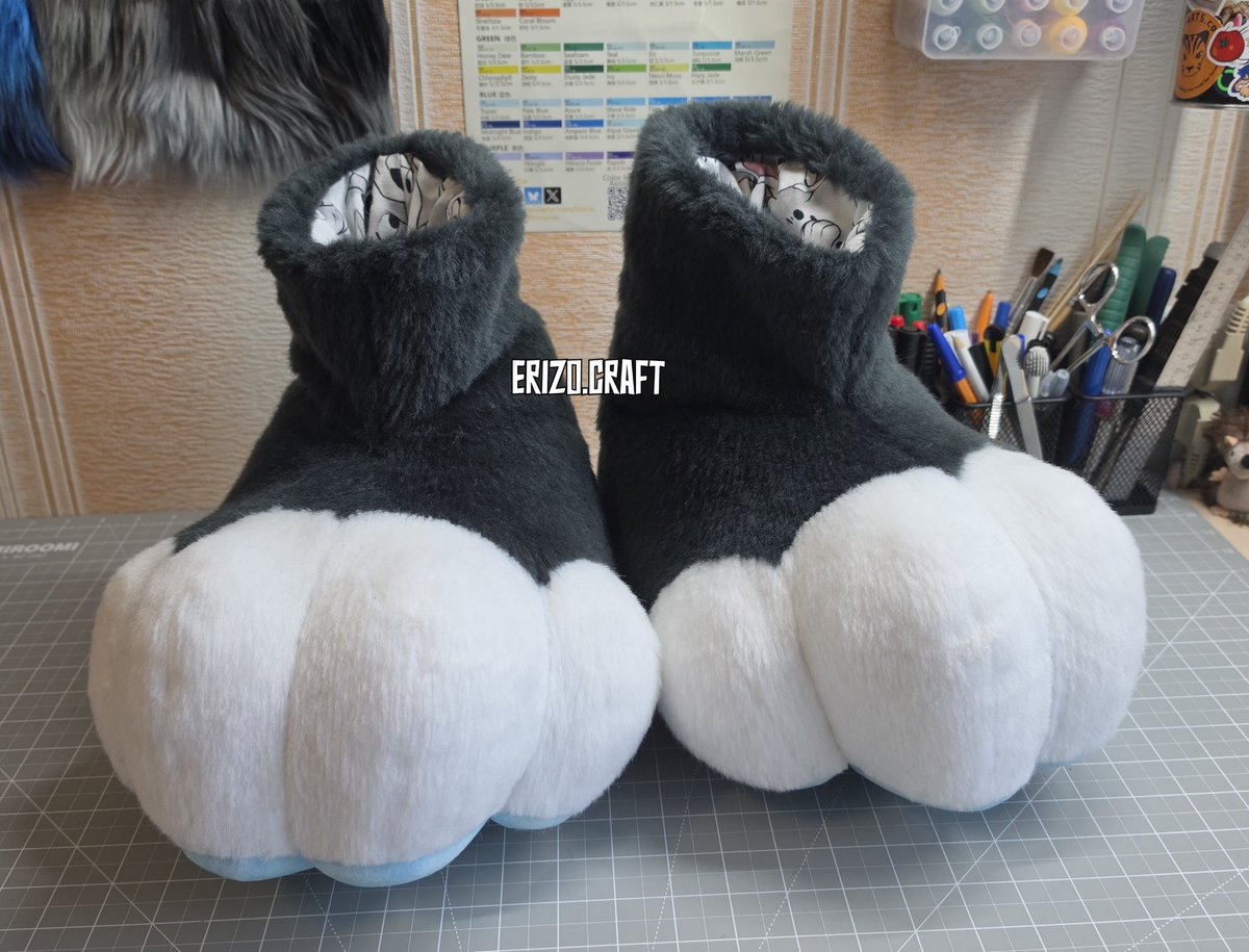 ErizoCraft's tweet photo. 🐾💙 – Double paws !
• Feetpaws pattern by SpiltGrapeSoda, modified by me
• Mitten paws pattern by me https://t.co/Tk91ZmIc5S