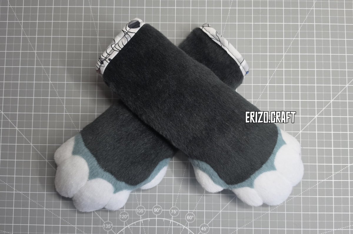 ErizoCraft's tweet photo. 🐾💙 – Double paws !
• Feetpaws pattern by SpiltGrapeSoda, modified by me
• Mitten paws pattern by me https://t.co/Tk91ZmIc5S