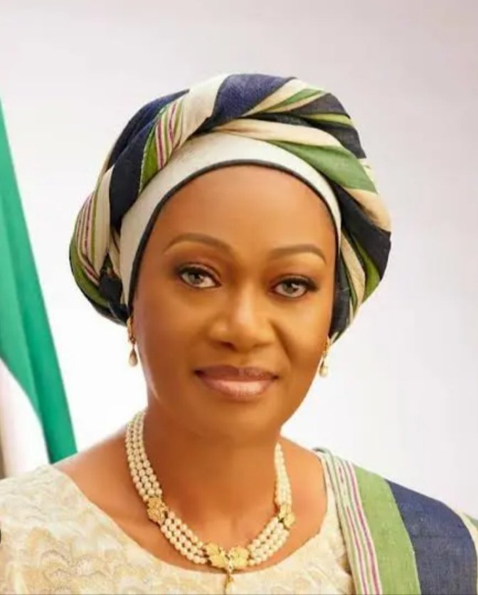 chinazakingsle6's tweet photo. What Remi Tinubu said shows that they don't only lack initiative, it shows that they don't care, at a time where tech is taking over the world u are advising the citizens to go and fry akara .

Are the people frying akara exempted from this economy woes? Many companies are leaving Nigeria because Nigeria is now unfavorable for business, company are laying off workers and the best u can do is to tell the citizens to go and fry akara 😢, it's really pathetic.