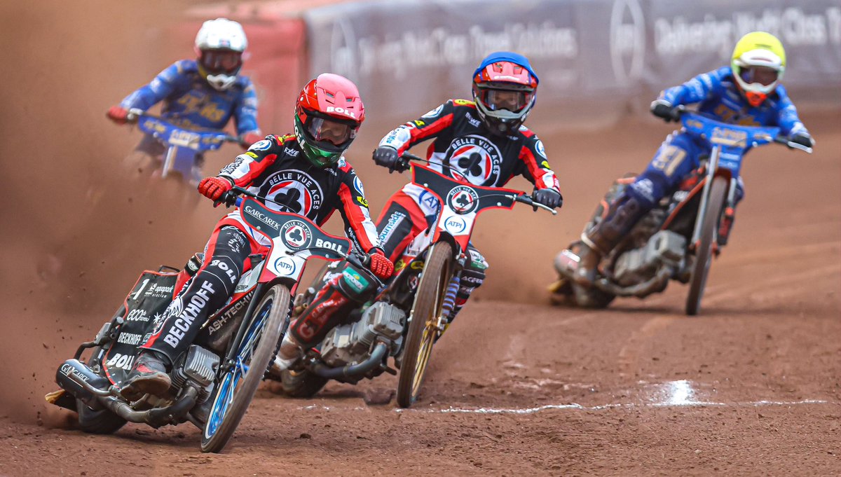TheAces's tweet photo. 🏁 𝗟𝗔𝗧𝗘𝗦𝗧…
♣️ 50-34 ⭐️

1️⃣2️⃣ B Cook, Kildemand, Cairns (3-3). 
1️⃣3️⃣ Kurtz and Doyle combine for a 5-1.
1️⃣4️⃣ What a race! Z Cook and Zischke hunt down Rushen and both get past on the last lap for another 5-1! 

🎥 https://t.co/LKEFproAsl | 📸 @taylanningpix 
#britishspeedway #Manchester♣️