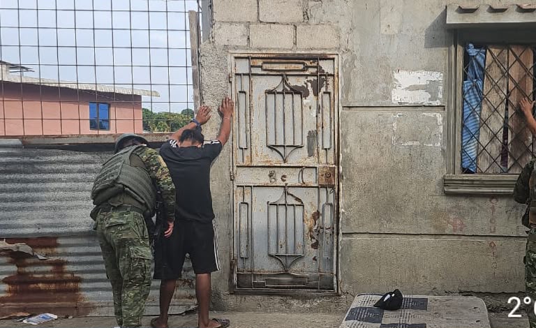 FFAAECUADOR's tweet photo. #Guayaquil | En el sector La Florida, distrito Nueva Prosperina, las @FFAAECUADOR a través de la #FTCG, decomisaron sustancias catalogadas sujetas a fiscalización durante una operación militar de reconocimiento ofensivo.
#FFAAContigo #EcuadorUnaSolaFuerza
#FTCGuayas https://t.co/sZAa43aym8
