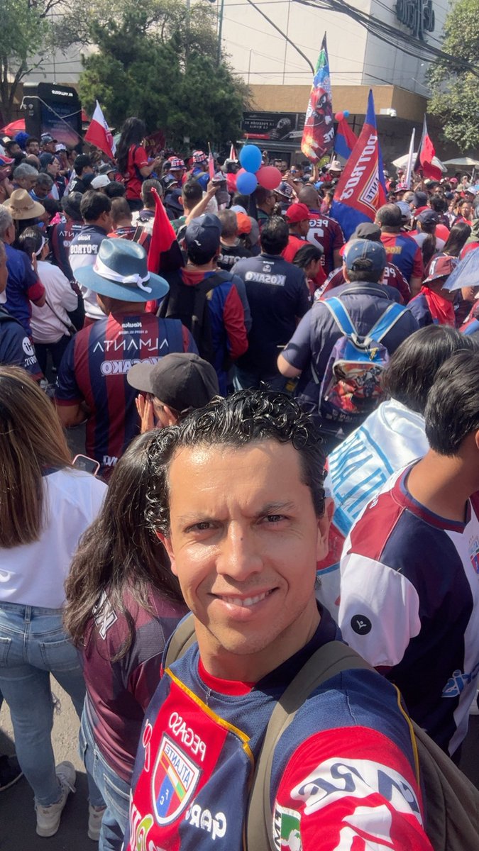 Intwolegs's tweet photo. @Atlante Mi bisabuelo me heredó el amor por el Atlante. Sueño con el regreso a primera y llevar a mi familia a ver a México en el Mundial. ¡Sería la locura! https://t.co/RAolp6RjV9