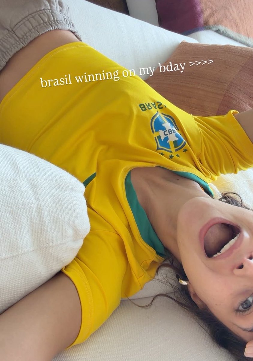 camisecretz's tweet photo. camila brasileira mendes ataca novamente nosso chaveirinho da sorte não solta nossa mão https://t.co/FDwPuesMSw