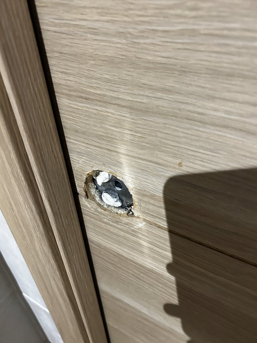 Redlander194834's tweet photo. Hey @AirbnbHelp @airbnb_fr 

€350 stay. No Wi-Fi, broken bed, unsafe electrical setup, and a window that wouldn’t lock. Serious safety issues, all documented.

Your solution? €68.88.

Is this how Airbnb protects its guests while working with hosts like Open Flats?

Scandalous. https://t.co/gRE3SKXZRN