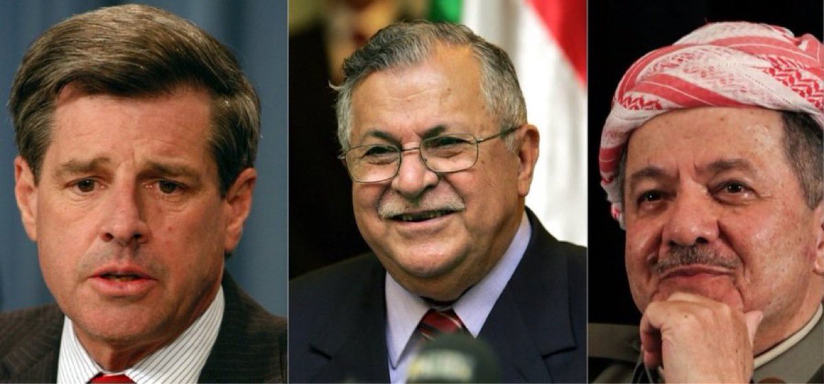 SesliSurec's tweet photo. 🟢 PAUL BREMER: “BARZANİ VE TALABANİ, IRAK’IN EN DENEYİMLİ SİYASİ LİDERLERİYDİ”

📍 ABD’nin 2003 Irak işgalinin ardından kurulan Geçici Koalisyon Yönetimi’nin başkanı Paul Bremer, “My Year in Iraq” (Irak’ta Bir Yıl) adlı anı kitabında Kürt liderler Mesud Barzani ve Celal Talabani hakkında dikkat çekici değerlendirmelerde bulundu.

📌 Bremer, Barzani ve Talabani’nin dönemin Irak siyasetindeki en deneyimli ve olgun isimleri arasında yer aldığını belirterek, Kürt siyasi hareketinin diğer Iraklı gruplara kıyasla daha örgütlü ve hedefleri konusunda daha net bir çizgi izlediğini ifade etti.

“Barzani Kararlı ve Tavizsizdi”

📌 Bremer, Mesud Barzani’yi sessiz, karizmatik ve Kürt halkının haklarını savunma konusunda son derece kararlı bir lider olarak tanımladı. Barzani’nin, 1991’den sonra Kürtlerin elde ettiği kazanımların korunmasını temel önceliği olarak gördüğünü aktaran Bremer, federalizm ve Peşmerge’nin statüsü gibi konularda hiçbir tavize yanaşmadığını kaydetti.

Kitapta, Barzani’nin toplantılarda açık ve doğrudan konuştuğu, Kürtlerin siyasi haklarını savunurken net bir tutum sergilediği vurgulandı.

Irak Bayrağı Konusunda Anlaşmazlık

📌 Bremer, Barzani ile yaşadığı önemli görüş ayrılıklarından birinin Baas dönemine ait Irak bayrağının Kürdistan Bölgesi’nde kullanılması meselesi olduğunu aktardı.

Bremer’e göre Barzani, söz konusu bayrağın Kürtler açısından Enfal Operasyonu ve kimyasal saldırıları hatırlattığını belirterek Kürdistan’da göndere çekilmesini kesin bir dille reddetti. Bremer ise Kürtlerin bu hassasiyetini anladığını, ancak ABD’nin Irak’ın toprak bütünlüğünü koruma politikasını da gözetmek zorunda olduğunu ifade etti.

📌 Federalizm ve Kerkük Vurgusu

Kitapta, Kürt liderliğinin Irak’ın Geçiş Dönemi Yönetim Yasası’nda federal sistemin kabul edilmesi için yoğun siyasi mücadele yürüttüğü anlatılıyor.

Bremer, Kürtlerin federalizm ve veto mekanizmasının kabul edilmemesi halinde siyasi sürece katılmayacaklarını bildirdiklerini aktarırken, Barzani’nin Kerkük’ün statüsü konusunda da son derece kararlı bir tutum sergilediğini ifade etti.

“ABD’nin En Güvenilir Müttefikiydiler”

📌 Bremer, Kürtlerin ABD açısından Irak’taki en güvenilir ve en istikrarlı yerel ortaklardan biri olduğunu belirtirken, Barzani’nin Kürt hakları konusundaki tavizsiz yaklaşımının zaman zaman Bağdat yönetimiyle ciddi siyasi krizlere neden olduğunu ve ABD açısından denge kurulmasını zorlaştırdığını da dile getirdi.

Talabani: “Diplomasi Ustası”

📌 Bremer, Celal Talabani’yi ise Mesud Barzani’den farklı bir siyasi karakter olarak değerlendirdi.

Talabani’nin güçlü hitabet yeteneği, diplomatik becerisi ve farklı siyasi aktörlerle diyalog kurabilme kapasitesinden övgüyle söz eden Bremer, onu Saddam Hüseyin’in devrilmesinden sonraki ilk yılın en etkili siyasetçilerinden biri olarak nitelendirdi.

📌 Talabani’nin akıcı İngilizce ve Arapça konuştuğunu, uluslararası çevrelerle güçlü ilişkiler kurduğunu belirten Bremer, toplantılarda esprileri ve anlatım tarzıyla dikkat çektiğini yazdı.

“Barzani Sertti, Talabani Uzlaşmacıydı”

📌 Bremer’in değerlendirmesine göre Barzani daha çok kırmızı çizgilerini koruyan ve taviz vermeyen bir lider profili çizerken, Talabani ise Şii, Sünni ve Amerikalı aktörler arasında uzlaşma sağlayabilen bir arabulucu rolü üstleniyordu.

📌 Bununla birlikte Bremer, yöntemleri farklı olsa da her iki liderin de Kürt haklarının savunulması konusunda ortak bir çizgide buluştuğunu belirterek, Barzani’nin Kürdistan’da kararlı duruş sergilerken Talabani’nin Bağdat’ta diplomatik yöntemlerle aynı hedef doğrultusunda hareket ettiğini ifade etti.