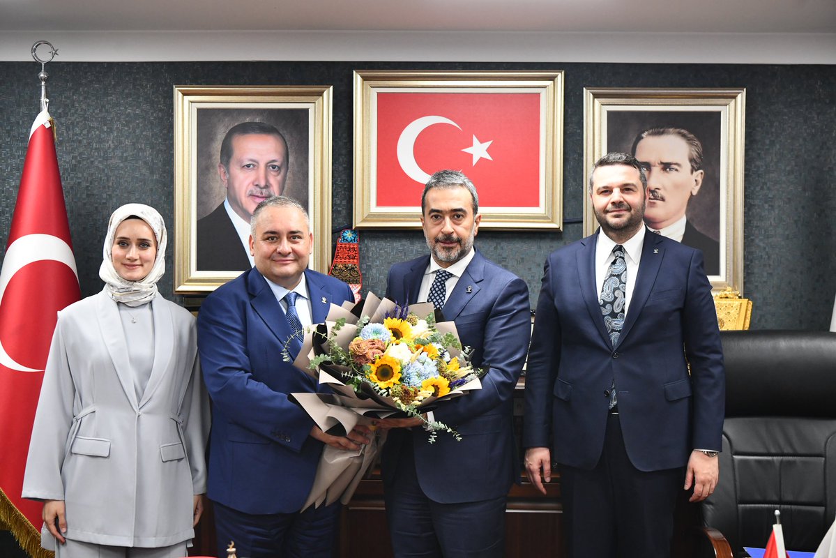 AkpartiAnkara's tweet photo. Partimize yeni katılan Keçiören Belediye Başkanımız Sn. @OzarslanMesut, Daraltılmış İl Danışma Toplantımızın ardından İl Başkanımız Sn. @hakanhanozcan'ı  makamında ziyaret ederek hediye takdiminde bulundu. https://t.co/E6PTz5TI7M