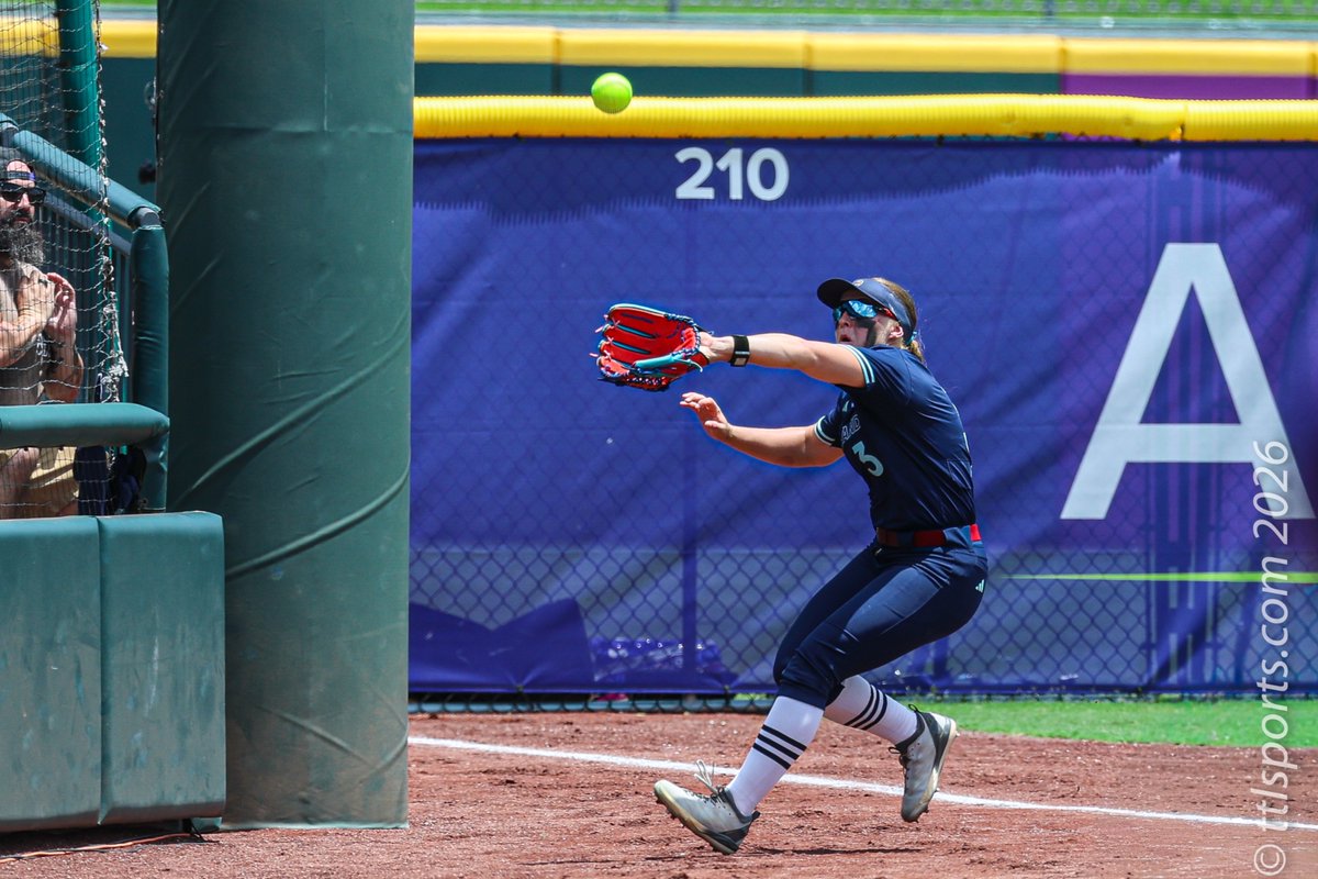 ttlsports's tweet photo. Korbe Otis catches Siera  Romero's fly ball in foul territory then slams into the railing. @AUSL_Volts vs @AUSL_Cascade @theAUSLofficial #AUSL https://t.co/vqNQUQ5dzf