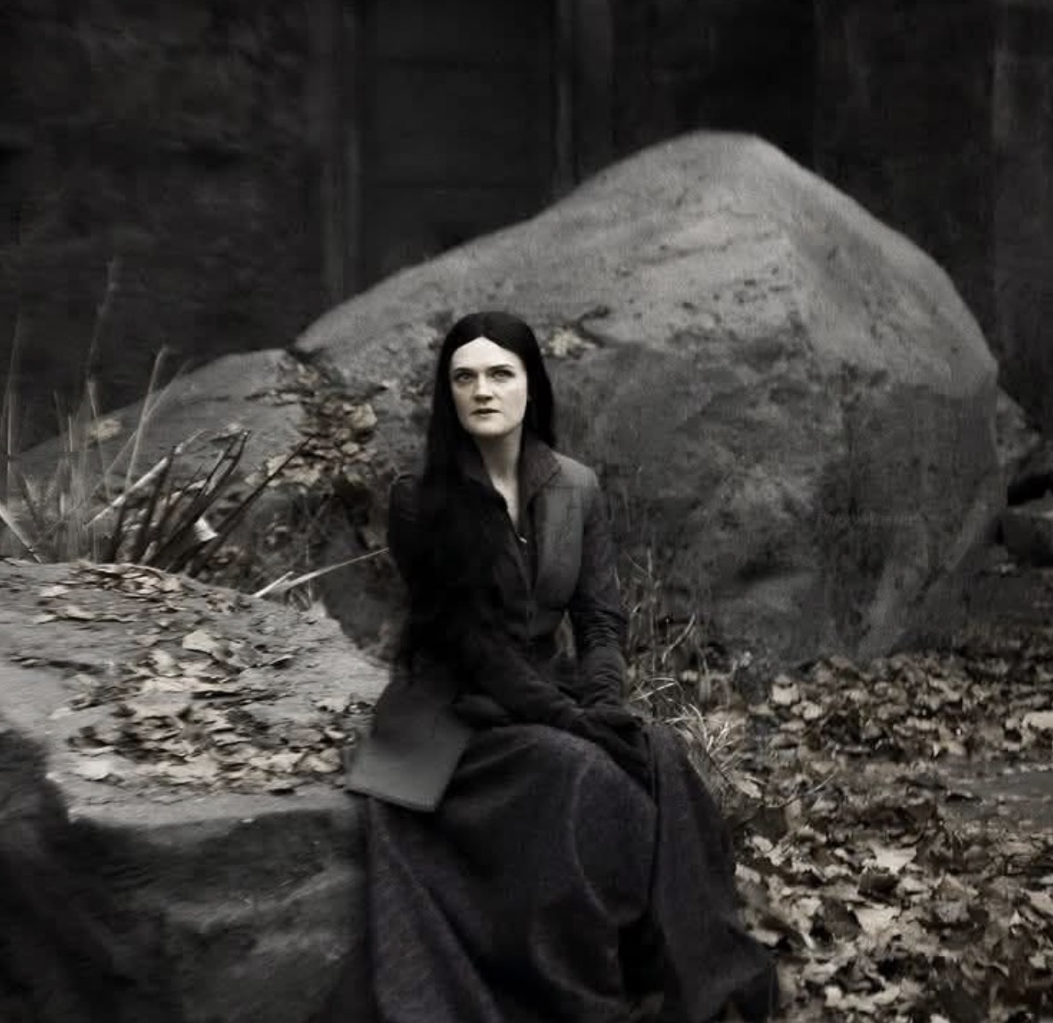 Staysafe204's tweet photo. Am I the only one confused by this? She recalled Rhaenyra’s dragonriders from Harrenhal for no clear reason, and Aemond arrives with zero resistance. Thoughts? https://t.co/jUDZJ0bbSC