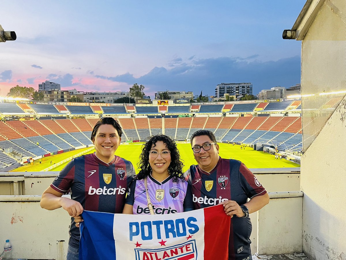 EmanuVt's tweet photo. @Atlante Mi familia y yo nunca nos bajamos del barco estamos emocionados por el regreso a primera y mucha ilusión de ver a la selección mexicana ser campeones, siempre siguiendo a los potros y con la misma fidelidad a la selección, sería vivir un sueño en el azteca 🇲🇽💙❤️ https://t.co/pB1KaNPkKu