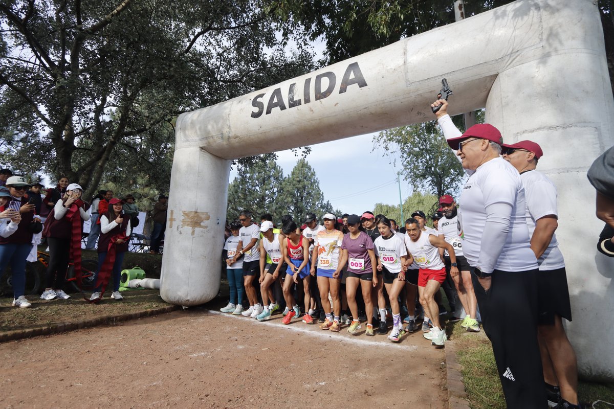 COBAEMex's tweet photo. Junto a nuestro Director General, Lic. José Emigdio Escobar Villanueva, la comunidad #COBAEM recorrió 5km para celebrar 30 años de esfuerzo.

Hoy confirmamos que nuestra mayor fortaleza es nuestra comunidad que inspira y sigue construyendo futuro.

#SomosCOBAEM
#30AñosCOBAEM https://t.co/xHdtjuJpR5