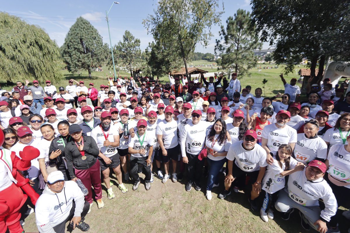 COBAEMex's tweet photo. Junto a nuestro Director General, Lic. José Emigdio Escobar Villanueva, la comunidad #COBAEM recorrió 5km para celebrar 30 años de esfuerzo.

Hoy confirmamos que nuestra mayor fortaleza es nuestra comunidad que inspira y sigue construyendo futuro.

#SomosCOBAEM
#30AñosCOBAEM https://t.co/xHdtjuJpR5