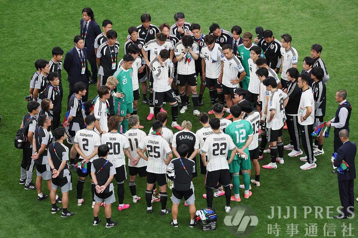jiji_shashinbu's tweet photo. ⚽️Ｗ杯・日本-ブラジル🏆
試合終了後、円陣を組んで森保監督の話を聞く日本の選手ら
#FIFAWorldCup #SAMURAIBLUE https://t.co/bPM2uQabgI