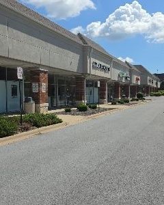 MokenaLotClean's tweet photo. Portering isn't just cleanup—it's prevention. 

#curbappeal #parkinglotmaintenance #walkwaymaintenance #sidewalksweeping #propertyupkeep #groundsmaintenance #propertymanagementservices #littercleanup #portering #outdoormaintenance https://t.co/07qSvo75U2