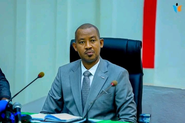 MagazineJimbere's tweet photo. 🏥 La Cour des comptes a relevé plusieurs insuffisances dans la gestion de cinq hôpitaux publics : #Cibitoke, @Gitega , #Muramvya, #Muyinga et Rumonge. Ce 29 juin 2026, le ministre de la @msp_burundi, Dr Fidèle Nkezabahizi, a présenté devant les députés les réponses à ces observations

📊 Les parlementaires ont constaté une faible mise en œuvre des recommandations de la Cour des comptes. Seuls les hôpitaux de Gitega et de Rumonge ont atteint un taux d'exécution de 50 %, tandis que les autres établissements accusent encore un retard

👨‍⚕️ Le manque de moyens financiers, la pénurie de médecins spécialistes et les départs du personnel de santé figurent parmi les principaux défis. Le ministre a appelé à une mobilisation de tous les acteurs afin d'améliorer le fonctionnement des hôpitaux publics et d'assurer un meilleur suivi des recommandations

#Burundi