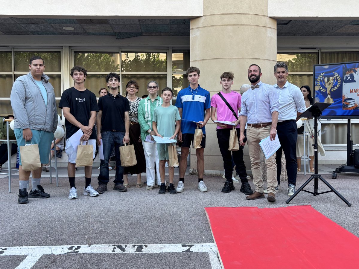 veroniqueborre's tweet photo. Au lycée @VaubanLycee pour  valoriser l’engagement des élèves méritants au regard de leur engagement scolaire et la défense de valeurs que nous avons en partage.
A noter l’engagement +++ de l'équipe pédagogique impulsé par une nouvelle direction très dynamique et investie
👏👏👏 https://t.co/qOl82ghSFC