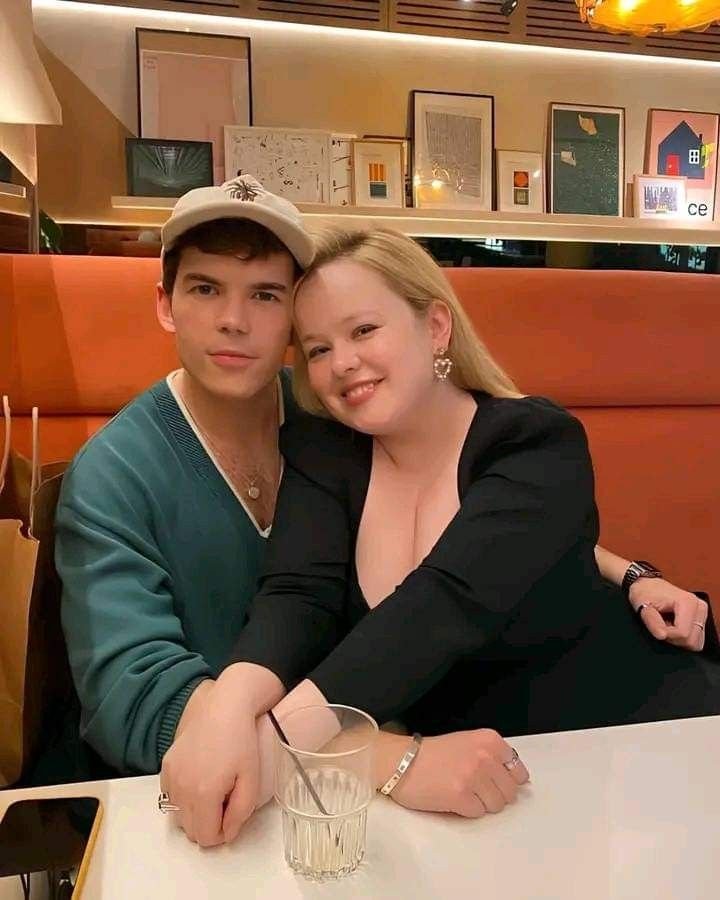 maguiibarbeito's tweet photo. Con su amor y con sus amiguis 🥰💖💛👸🏼 https://t.co/YUOFQ7SBXc