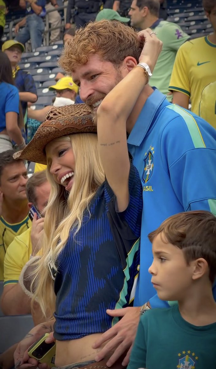 BARBMARAJ's tweet photo. Léo Pereira e Karoline após a classificação do Brasil 🇧🇷💙 https://t.co/Ankr5I4V3E