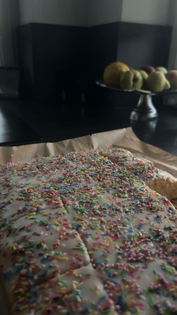 catlovrr25's tweet photo. trying to distract myself with baking :d 

#recovtwt #recoverytwt https://t.co/kQGM6B7sVW