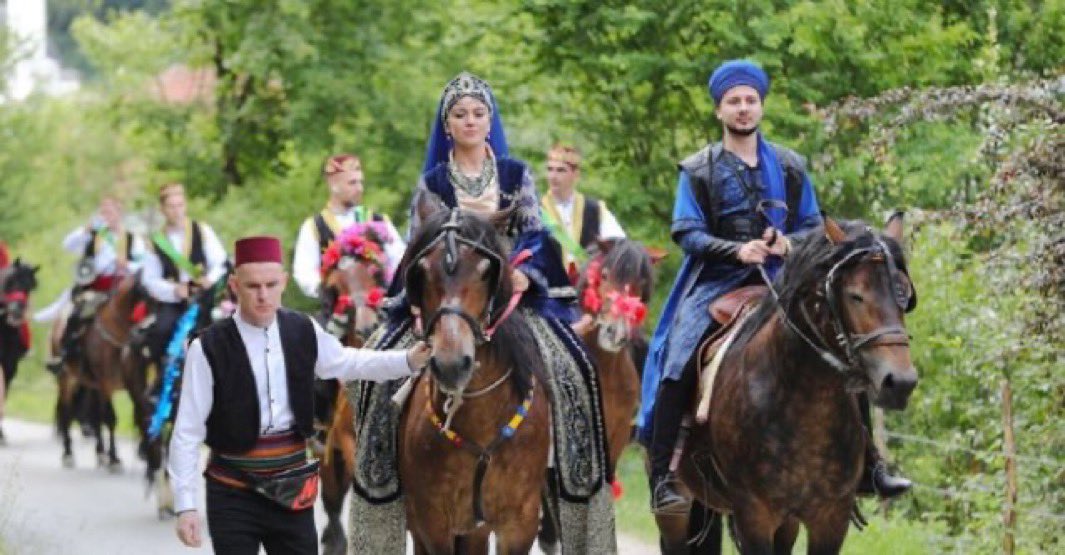 yenisafakwriter's tweet photo. Soldaki fotoğraflar, Gazi Koşusu’ndan, sağdaki fotoğraf dün benim de bizzat katıldığım Bosna’nın Müslüman oluşunun 516. yılının kutlandığı Ayvazdede Şenlikleri’nden…

Hangisi biziz?
Ve biz kimiz?

YOK OLUYORUZ!
Gönüllü acentalar, gönüllü köleler, celladına âşık tasmalı çekirgeler, bizi sömürge ülkesi haline getirmek için can atıyorlar!

Bu ülke dışarıdan fiilen işgal edilmedi, içeriden zihnen işgal altında!

Bu toplum devşirmelerin çocuklarımızı mankurtlaştırarak ülkeyi elimizden almalarına asla izin vermeyecek!

Bu kölelik düzeni yıkılacak!