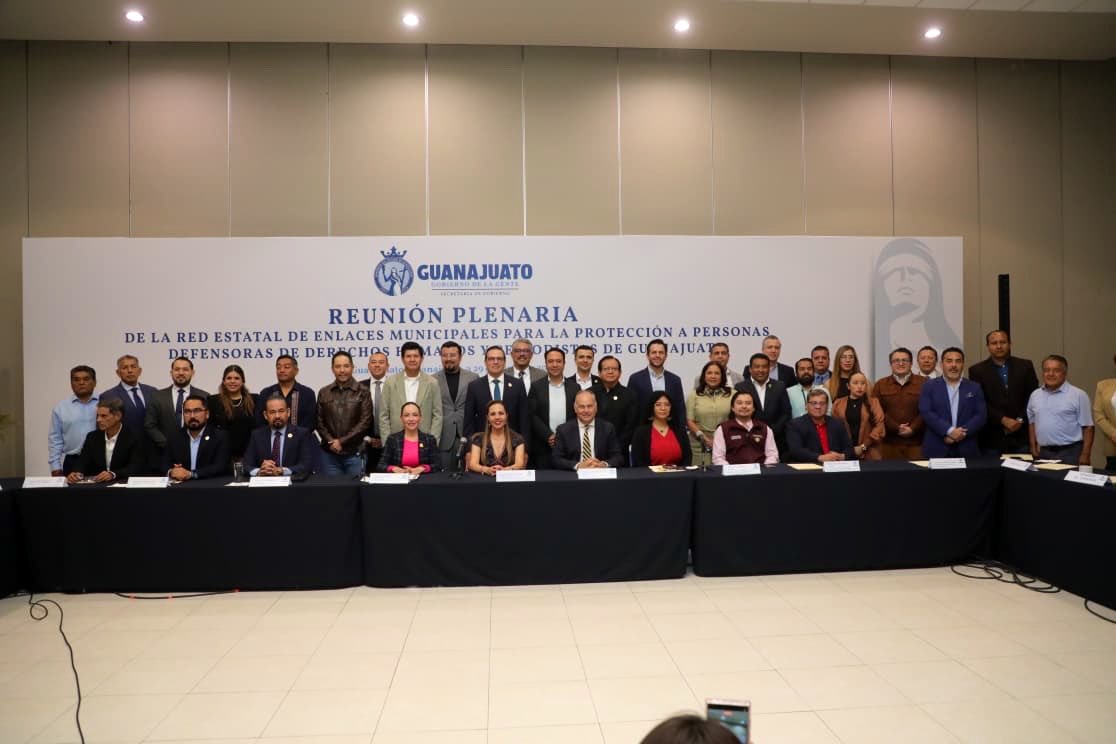 jorgelona1's tweet photo. El periodismo y la defensa de los derechos humanos son baluartes de la vida democrática y la libertad de Guanajuato, que protegemos todos los días. Hoy nos reunimos con la Red Estatal de Enlaces Municipales de Protección a Personas Defensoras de Derechos Humanos y Periodistas de Guanajuato, para fortalecer los mecanismos de coordinación y traducirla en acciones ágiles y eficientes a lo largo del estado.
