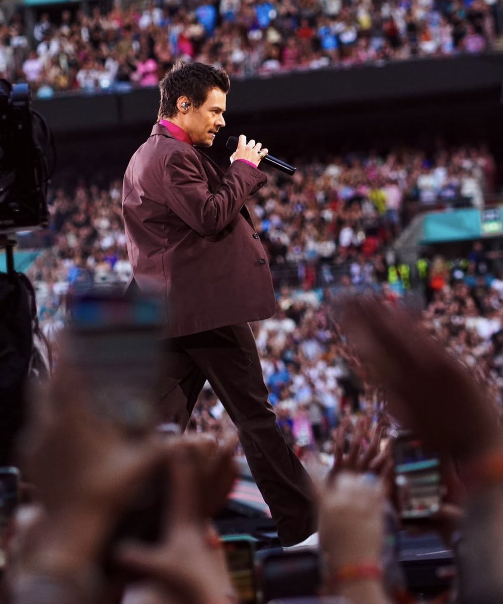 HStylesSP's tweet photo. 🪩 || ¡Harry esta noche en Wembley! 

©️ raphph https://t.co/k4mGWqA1t9