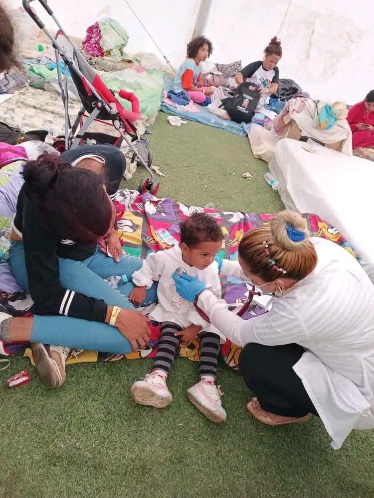 TeresaBoue's tweet photo. Los profesionales d la salud🇨🇺q estaban en 🇻🇪
apoyan los servicios sanitarios en las zonas afectadas x los sismos, apoyados por otros especialistas y rescatistas 🇨🇺q arribaron a 🇻🇪Constituye una muestra d la invariable solidaridad d🇨🇺con ese hermano pueblo #FMC
#FuerzaVenezuela https://t.co/ADS0dmkBCl