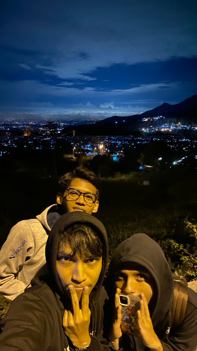 FaustoYet's tweet photo. Me and my friends https://t.co/HEZNhZWLRa