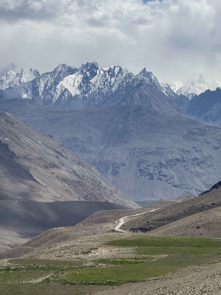tomrocksmaths's tweet photo. Pamir Highway day 4 - hiking to 4800m at the Afghanistan border.

The Panj River forms a natural boundary between Tajikistan and Afghanistan for 1,080km, which covers 79% of the border between the 2 countries. In fact, 23% of international borders worldwide are marked by rivers. https://t.co/4gEfDE0lDz