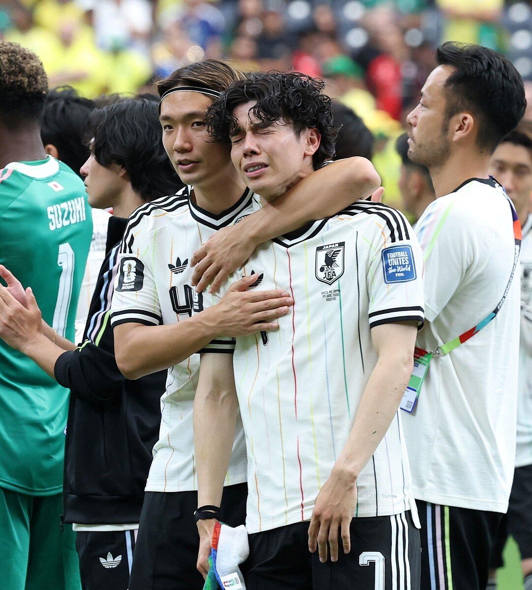 livedoornews's tweet photo. 【北中米W杯】主将の板倉滉も涙…崩れ落ちる田中碧をかばう「彼のミスがどうのこうのとか全くない」
https://t.co/sDlejBCavd

ブラジル戦では出場機会がなく、「外から見ていて本当によく戦ってくれた。ここで終わるようなチームだと思ってなかったので、非常に悔しいです」と落胆。

田中碧に寄り添い、「彼のミスがどうのこうのとか全くない。チームとして負けた。それだけ。彼がいなかったら自分らはここまで来られなかった」とかばった。