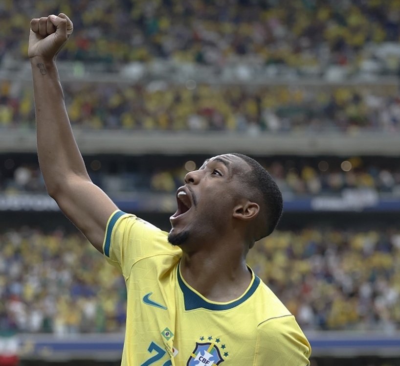 NJanfren's tweet photo. Meu Deus.

A foto que a Seleção Brasileira postou do Rayan só me lembrou ELE.

Me lembrou o REI do Futebol, campeão de 3 Copas do Mundo. PELÉ! https://t.co/CZbmQ2k2CF
