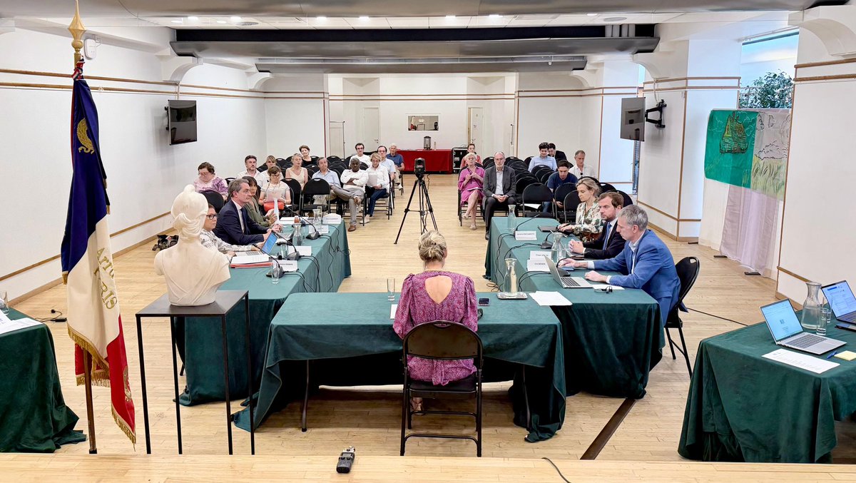 LeclercErwan's tweet photo. En conseil d’arrondissement ce soir : prévention des prochaines canicules 🔥, maillage de bancs🪑, charte des conseils de quartier 🏘️, charte des chantiers 🚧, délibérations municipales, … autant de sujets débattus !
💯 Vos élus au travail pour le 8e
#Paris8e #CA8e https://t.co/Krr8RGC9A6
