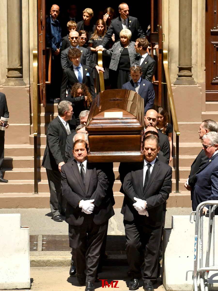 TMZ's tweet photo. Alicia Keys, Usher, Bruce Springsteen, Dionne Warwick, Barry Manilow, and more paid their respects at the funeral of music industry icon Clive Davis on Monday in New York City ❤️🙏

📸: Getty https://t.co/2KdcYvLMAC