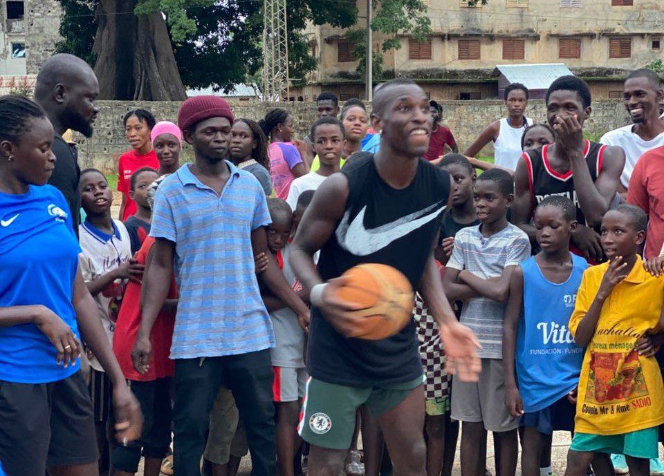 misteraliouba's tweet photo. On sous-estime souvent l’écart qu’il y a entre un footballeur professionnel et les autres.

Je me rappelle qu’en 2016-2017, quand Nickolas Jackson jouait les Navétanes à Ziguinchor, tout le monde l’appelait « Neymar ».

Dès que son équipe jouait, il y avait du monde au stade. On y allait presque uniquement pour le voir. Tu savais qu’à un moment du match, il allait sortir un geste, éliminer plusieurs joueurs ou traverser presque tout le terrain avant de marquer. C’était un véritable spectacle.

Et aujourd’hui, quand on le voit évoluer au plus haut niveau, certains trouvent qu’il n’est « pas si fort ». Pourtant, ce même joueur qui semblait intouchable dans les Navétanes doit désormais affronter les meilleurs défenseurs du monde.

Ça montre à quel point le niveau du football professionnel est exceptionnel. L’écart est tellement énorme qu’on ne s’en rend pas compte tant qu’on n’a pas vu un futur professionnel dominer les terrains amateurs de ses propres yeux.