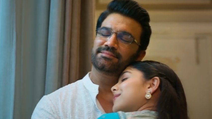 esharora2013's tweet photo. There's a special charm about moonlight, shooting star and midnight chats ❤️😍🥰🌙 🌝✨🌠 
#tumsetumtak #tummsetummtak https://t.co/CO130Uxy0j