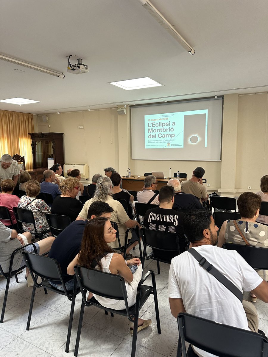 alexmegapc's tweet photo. Molt agraït per la gentada que ha vingut a Montbrió del Camp, sou molt grans!!! On hem parlat de les curiositats Eclipsi, sabeu que Montbrió és el six seven de l'eclipsi siii 67 segons de foscor, però sobretot dels models meteorològics i de la previsió pel 12 d'agost. #meteo https://t.co/XqG9HdX9UY
