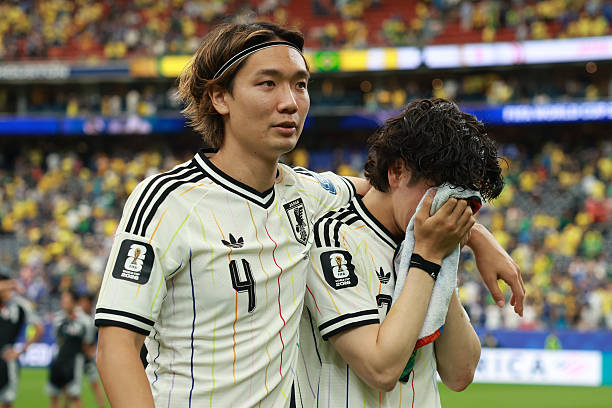 JPNImages's tweet photo. 板倉が田中を慰める。💔
#SAMURAIBLUE #田中碧 #板倉滉 https://t.co/CXe3o5ufhu